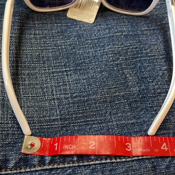 NWT DG White Framed Ladies Sunglasses - Picture 12 of 14
